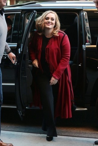 Adele trägt roter Strick lange Strickjacke, schwarzes T-Shirt mit einem Rundhalsausschnitt, schwarze Anzughose, schwarze Wildleder Pumps