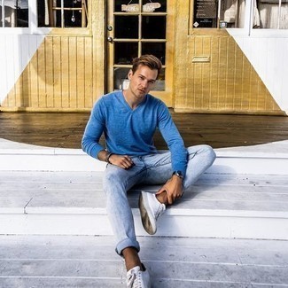 Hellblaue enge Jeans mit Acid-Waschung kombinieren – 1 Herren Outfits