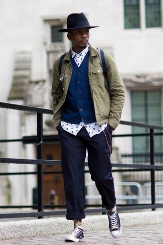 Hellblaue Taschen kombinieren – 9 Smart-Casual Herren Outfits warm Wetter