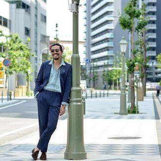Wie hellblaues Chambray Businesshemd mit dunkelblauen Anzuges zu kombinieren – 25 Herren Outfits