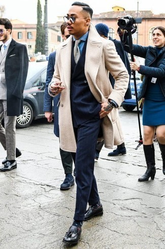 Wie hellblaues Chambray Businesshemd mit dunkelblauen Anzuges zu kombinieren – 25 Herren Outfits