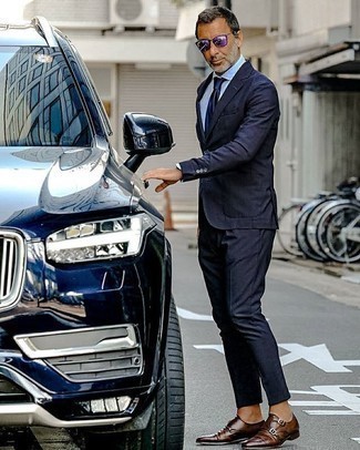 Wie hellblaues Chambray Businesshemd mit dunkelblauen Anzuges zu kombinieren – 25 Herren Outfits