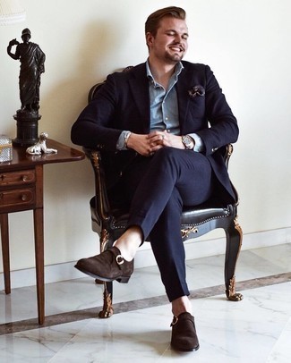 Wie hellblaues Chambray Businesshemd mit dunkelblauen Anzuges zu kombinieren – 25 Herren Outfits