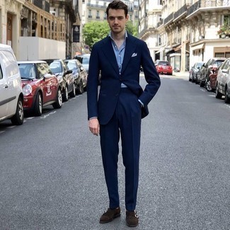 Wie hellblaues Chambray Businesshemd mit dunkelblauen Anzuges zu kombinieren – 25 Herren Outfits