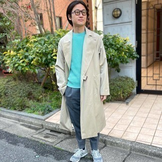 Wie hellblauen Pullover mit einem Rundhalsausschnitt mit dunkelblauer Chinohose zu kombinieren – 15 Herren Outfits