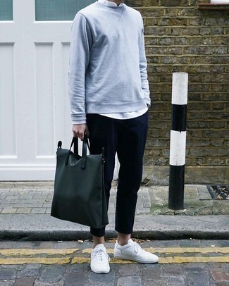 Wie hellblauen Pullover mit einem Rundhalsausschnitt mit dunkelblauer Chinohose zu kombinieren – 15 Herren Outfits