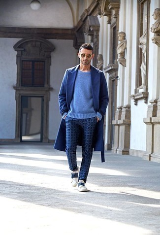 Wie hellblauen Pullover mit einem Rundhalsausschnitt mit dunkelblauer Chinohose zu kombinieren – 15 Herren Outfits