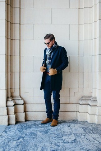 Wie hellblauen Pullover mit einem Rundhalsausschnitt mit dunkelblauer Chinohose zu kombinieren – 15 Herren Outfits