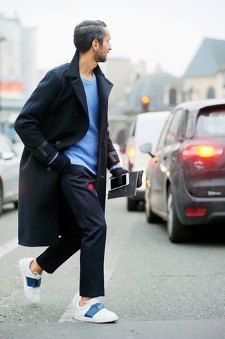 Wie hellblauen Pullover mit einem Rundhalsausschnitt mit dunkelblauer Chinohose zu kombinieren – 15 Herren Outfits