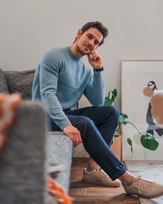 Wie hellblauen Pullover mit einem Rundhalsausschnitt mit dunkelblauer Chinohose zu kombinieren – 15 Herren Outfits