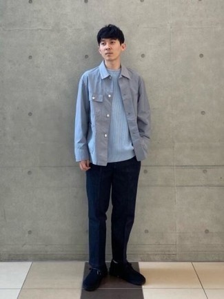Wie hellblauen Pullover mit einem Rundhalsausschnitt mit dunkelblauer Chinohose zu kombinieren – 15 Herren Outfits