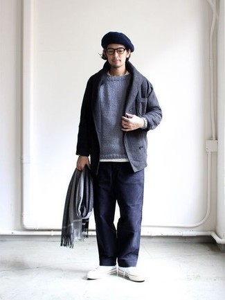 Wie hellblauen Pullover mit einem Rundhalsausschnitt mit dunkelblauer Chinohose zu kombinieren – 15 Herren Outfits