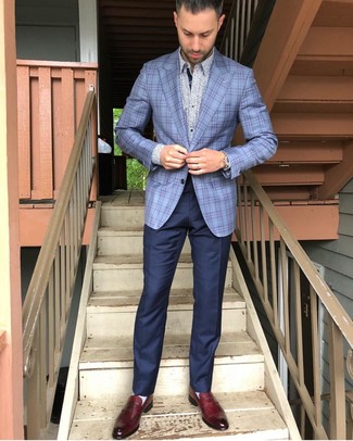 Hellblaues Langarmhemd mit Blumenmuster kombinieren – 7 Herren Outfits
