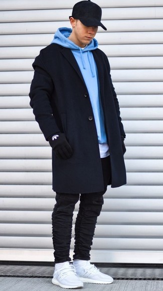 Welche enge Jeans mit hellblauen Pullovers mit einem Kapuze zu tragen – 4 Herren Outfits
