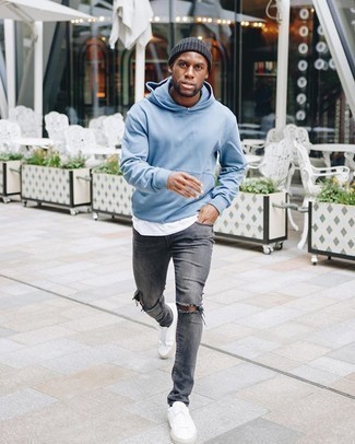 Welche enge Jeans mit hellblauen Pullovers mit einem Kapuze zu tragen – 4 Herren Outfits