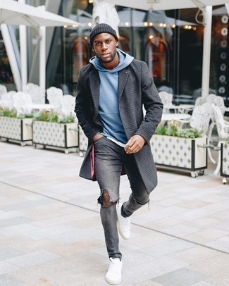 Welche enge Jeans mit hellblauen Pullovers mit einem Kapuze zu tragen – 4 Herren Outfits