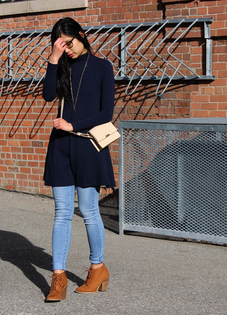 Wie hellblaue Jeans mit brauner Leder Stiefeletten zu kombinieren – 9 Damen Outfits