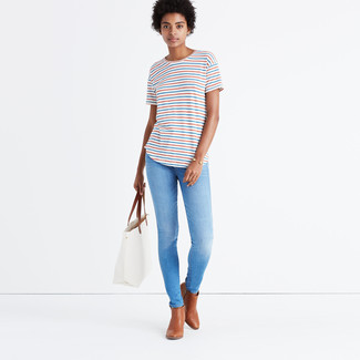 Wie hellblaue Jeans mit brauner Leder Stiefeletten zu kombinieren – 9 Damen Outfits