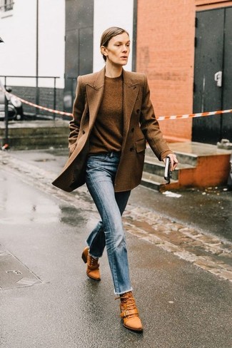 Wie hellblaue Jeans mit brauner Leder Stiefeletten zu kombinieren – 9 Damen Outfits
