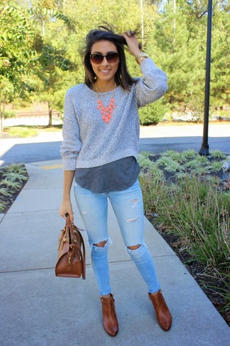 Wie hellblaue Jeans mit brauner Leder Stiefeletten zu kombinieren – 9 Damen Outfits