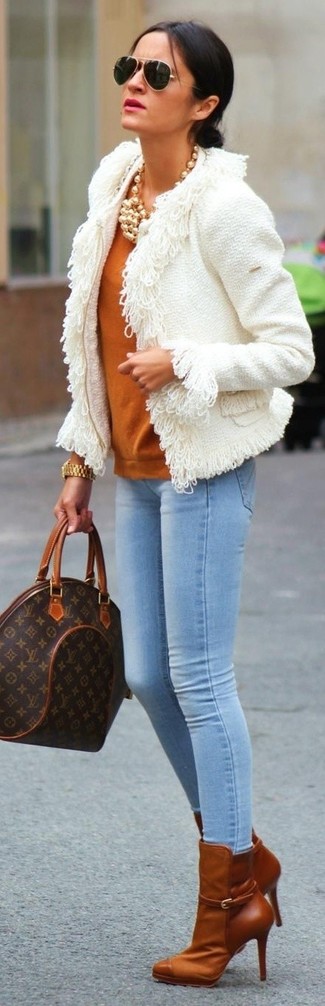 Wie hellblaue Jeans mit brauner Leder Stiefeletten zu kombinieren – 9 Damen Outfits