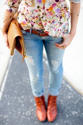 Wie hellblaue Jeans mit brauner Leder Stiefeletten zu kombinieren – 9 Damen Outfits