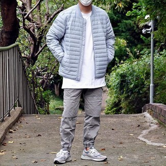 Hellblaue gesteppte Bomberjacke kombinieren – 1 Herren Outfits