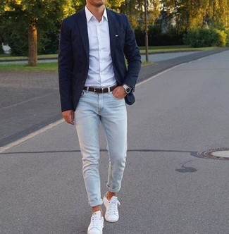 Welche Businesshemden mit hellblauer enger Jeans zu tragen – 21 Herren Outfits