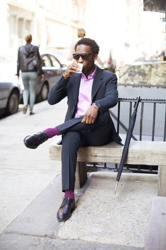 Hellviolette horizontal gestreifte Socken kombinieren – 14 Herren Outfits