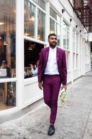 30 Jährige: Violetten Anzug kombinieren – 40 Herren Outfits warm Wetter: Erwägen Sie das Tragen von einem violetten Anzug und einem weißen Businesshemd, um vor Klasse und Perfektion zu strotzen. Schwarze Leder Derby Schuhe verleihen einem klassischen Look eine neue Dimension.