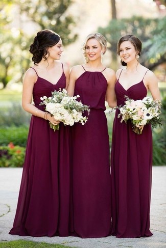 Dunkellila Kleid kombinieren – 76 Damen Outfits: Tragen Sie ein dunkellila Kleid für eine klassische und schnittige Silhouette.