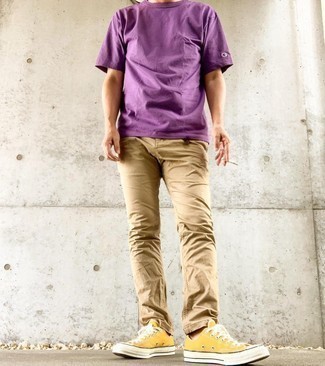 lila T-Shirt mit einem Rundhalsausschnitt, beige Chinohose, senf Segeltuch niedrige Sneakers für Herren