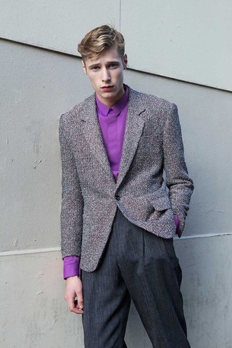 20 Jährige: Welche Anzughosen mit violetten Sakkos zu tragen – 3 Herbst Herren Outfits: Vereinigen Sie ein violettes Sakko mit einer Anzughose für eine klassischen und verfeinerte Silhouette. Was für eine schöne Übergangs-Outfit Idee!