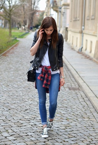 Wie niedrige Sneakers mit Bikerjacke zu kombinieren – 150 Damen Outfits