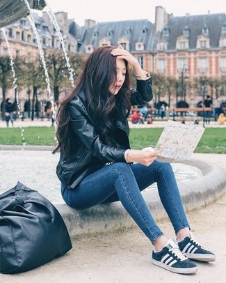 Wie niedrige Sneakers mit Bikerjacke zu kombinieren – 150 Damen Outfits