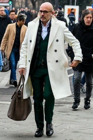 40 Jährige: Welche Doppelmonks mit olivgrünen Dreiteilers zu tragen – 1 Herren Outfits: Kombinieren Sie einen olivgrünen Dreiteiler mit einem weißen Mantel, um vor Klasse und Perfektion zu strotzen. Doppelmonks liefern einen wunderschönen Kontrast zu dem Rest des Looks.