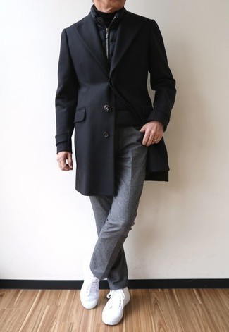 Dunkelgraue Chinohose kombinieren – 500+ Herren Outfits kalt Wetter: Vereinigen Sie einen schwarzen Mantel mit einer dunkelgrauen Chinohose, um einen modischen Freizeitlook zu kreieren. Fühlen Sie sich ideenreich? Wählen Sie weißen hohe Sneakers aus Segeltuch.