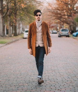 Freizeitstiefel kombinieren – 500+ Herren Outfits: Die modische Kombination aus einem rotbraunen Mantel und dunkelblauen Jeans ist perfekt für einen Tag im Büro. Vervollständigen Sie Ihr Look mit einer Freizeitstiefeln.