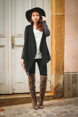 Schwarzen Mantel kombinieren – 450 Damen Outfits: Diese Kombination aus einem schwarzen Mantel und schwarzen engen Jeans liefert lässigen und tollen Stil. Dieses Outfit passt hervorragend zusammen mit braunen Overknee Stiefeln aus Wildleder.