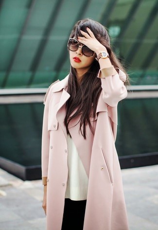 rosa Mantel, weißes ärmelloses Oberteil, schwarze Leggings, braune Sonnenbrille für Damen