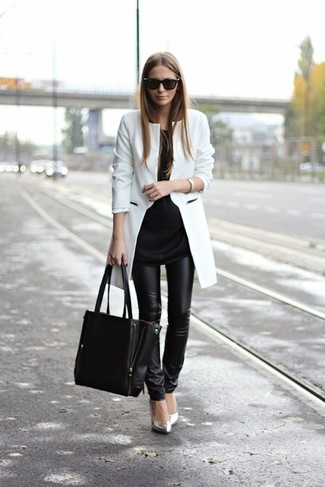 Silberne Leder Pumps kombinieren – 222 Damen Outfits: Probieren Sie die Paarung aus einem weißen Mantel und schwarzen Lederleggings, um einen stylischen Casual-Look zu erzeugen. Komplettieren Sie Ihr Outfit mit silbernen Leder Pumps.
