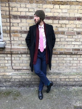 Krawatte kombinieren – 500+ Herren Outfits kühl Wetter: Erwägen Sie das Tragen von einem schwarzen Mantel und einer Krawatte für eine klassischen und verfeinerte Silhouette. Vervollständigen Sie Ihr Look mit schwarzen Leder Oxford Schuhen.