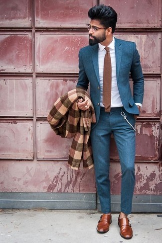 Dunkelbraune Doppelmonks aus Leder kombinieren – 109 Herren Outfits kühl Wetter: Tragen Sie einen braunen Mantel mit Schottenmuster und einen dunkeltürkisen Anzug für eine klassischen und verfeinerte Silhouette. Vervollständigen Sie Ihr Look mit dunkelbraunen Doppelmonks aus Leder.