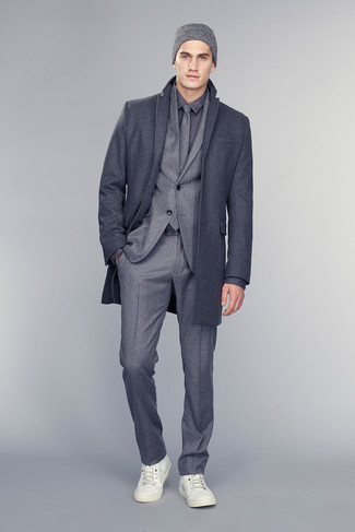 Dunkelgrauen Mantel kombinieren – 500+ Herren Outfits: Entscheiden Sie sich für einen dunkelgrauen Mantel und einen grauen vertikal gestreiften Anzug, um vor Klasse und Perfektion zu strotzen. Fühlen Sie sich mutig? Wählen Sie weißen niedrige Sneakers.