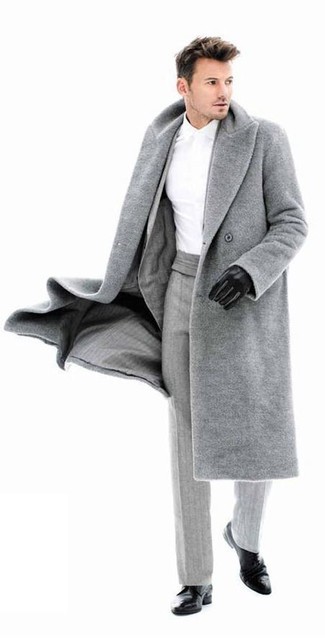 Schwarze Leder Derby Schuhe kombinieren – 415 Herren Outfits kalt Wetter: Kombinieren Sie einen grauen Mantel mit einem grauen vertikal gestreiften Anzug für eine klassischen und verfeinerte Silhouette. Schwarze Leder Derby Schuhe sind eine ideale Wahl, um dieses Outfit zu vervollständigen.