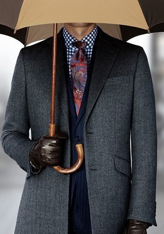 Dunkelgrauen Mantel kombinieren – 500+ Herren Outfits kalt Wetter: Machen Sie sich mit einem dunkelgrauen Mantel und einem dunkelblauen vertikal gestreiften Anzug einen verfeinerten, eleganten Stil zu Nutze.