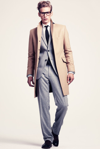 Schwarze Krawatte kombinieren – 185 Elegante Herren Outfits kühl Wetter: Entscheiden Sie sich für einen camel Mantel und eine schwarze Krawatte für eine klassischen und verfeinerte Silhouette. Schwarze Leder Oxford Schuhe sind eine großartige Wahl, um dieses Outfit zu vervollständigen.