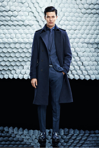 Schwarze Doppelmonks kombinieren – 46 Elegante Herren Outfits kalt Wetter: Erwägen Sie das Tragen von einem dunkelblauen Mantel und einem dunkelblauen Anzug für eine klassischen und verfeinerte Silhouette. Wenn Sie nicht durch und durch formal auftreten möchten, komplettieren Sie Ihr Outfit mit schwarzen Doppelmonks.