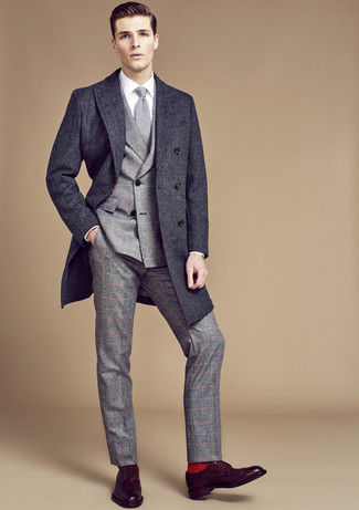 Braune Leder Derby Schuhe kombinieren – 499 Elegante Herren Outfits: Kombinieren Sie einen dunkelgrauen Mantel mit einem grauen Wollanzug mit Karomuster für eine klassischen und verfeinerte Silhouette. Vervollständigen Sie Ihr Look mit braunen Leder Derby Schuhen.