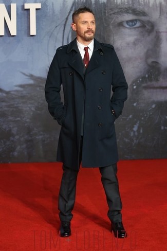 Tom Hardy trägt dunkelblauer Mantel, schwarzer Anzug, weißes Businesshemd, schwarze Leder Oxford Schuhe